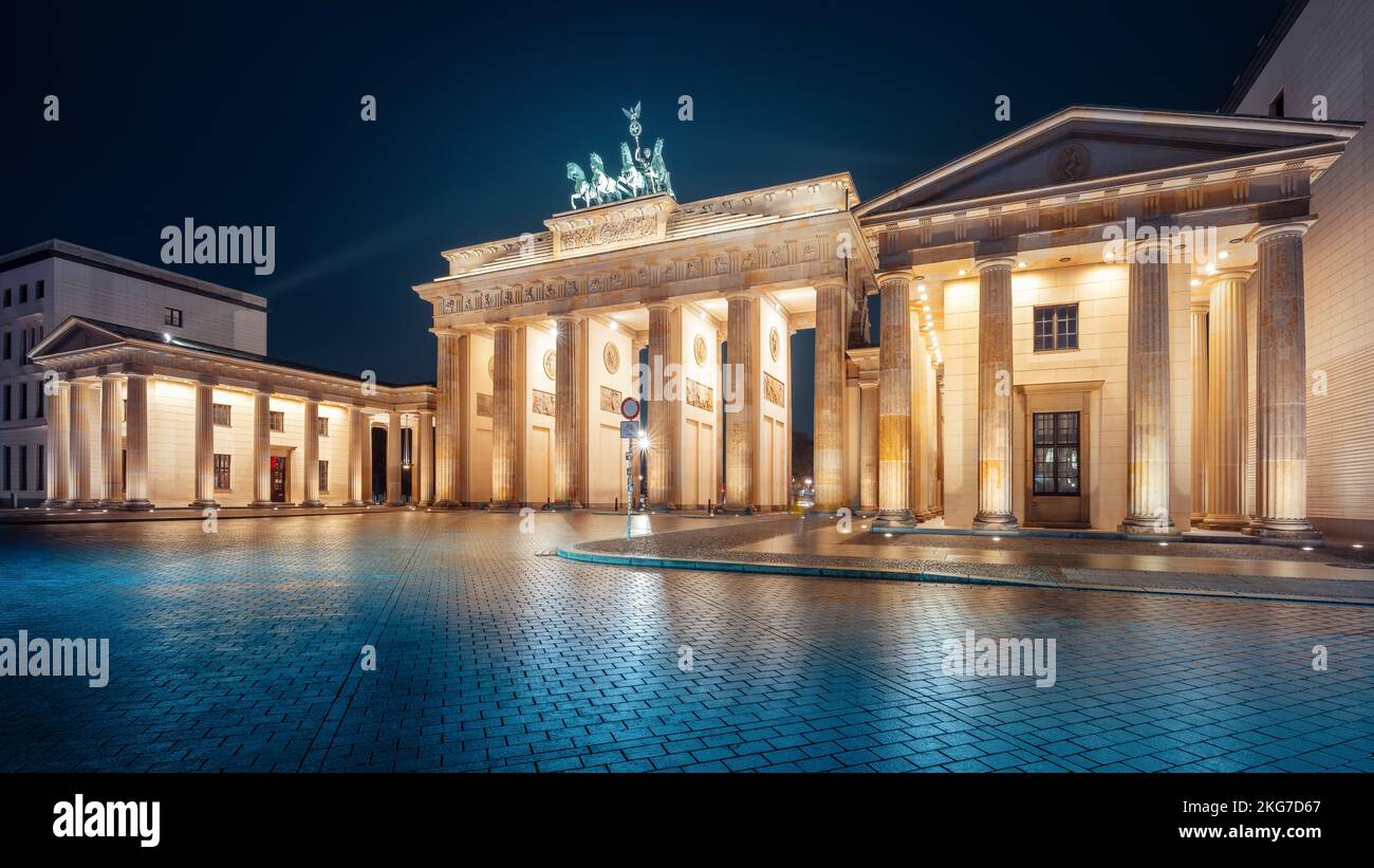 La famosa Porta di Brandeburgo a Berlino di notte Foto Stock