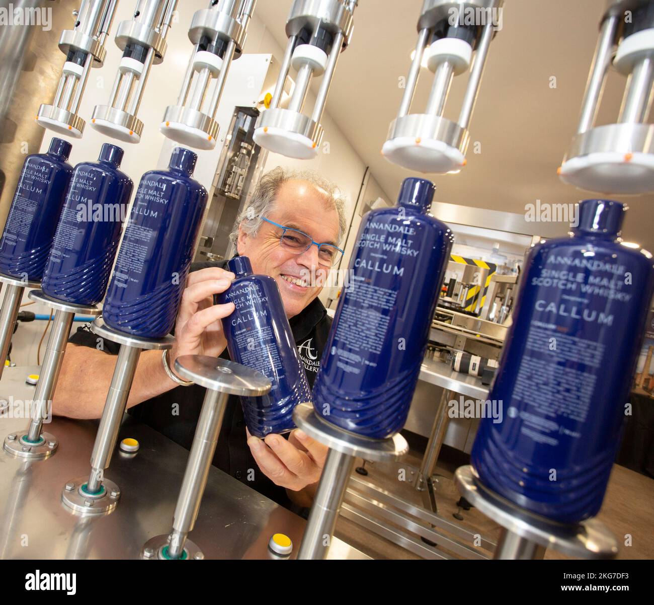 David Thomson all'apertura ufficiale dello stabilimento di imbottigliamento presso la distilleria Annandale di Annan, Scozia Foto Stock