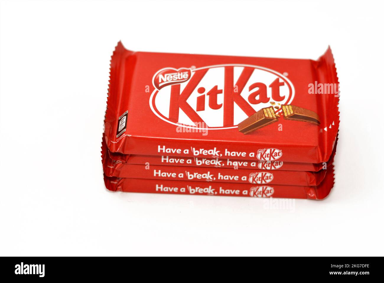 Cairo, Egitto, novembre 7 2022: KitKat, una confezione di cialda di wafer ricoperta di cioccolato creata da Rowntree's di York, Regno Unito, ed è ora prodotto glo Foto Stock