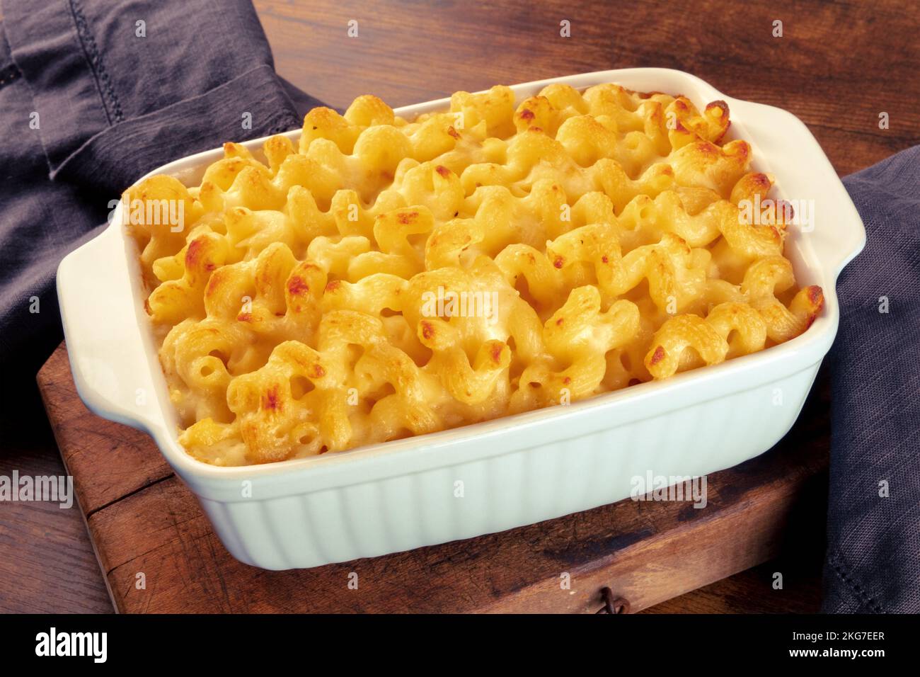 Maccheroni e pasta al formaggio in casseruola, su un rustico tavolo di legno. Cucina tradizionale americana Foto Stock