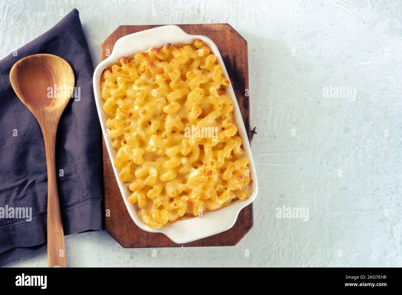 Maccheroni e pasta al formaggio in una casseruola, top shot. Cheesy americano comfort food, cotto al forno, con un posto per il testo Foto Stock