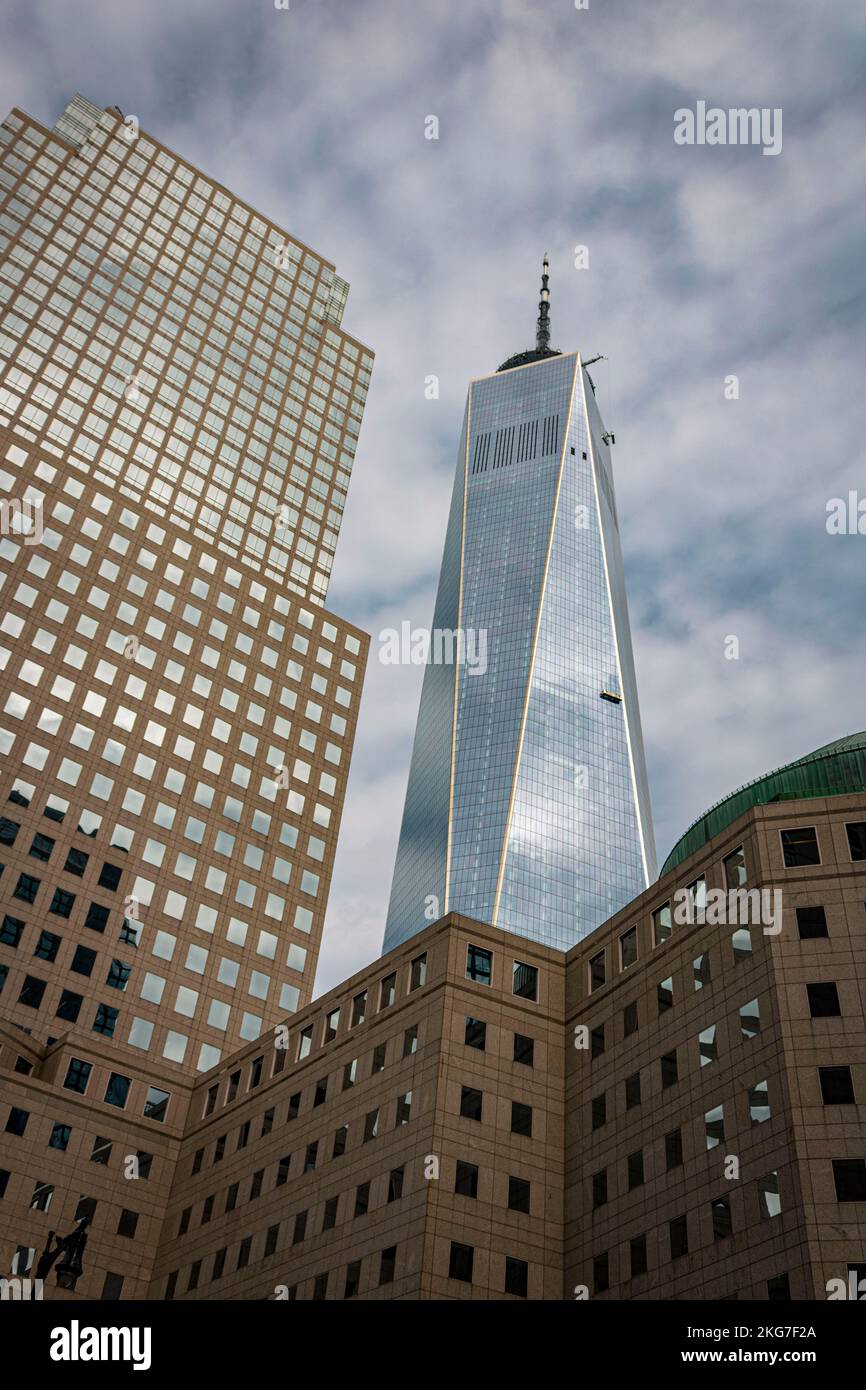 Un'immagine ad angolo basso di una parte dell'edificio One World Trade Center Foto Stock