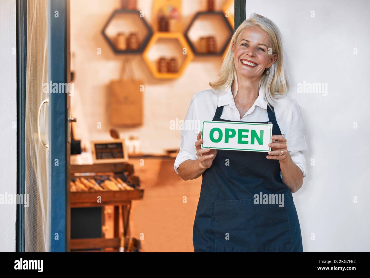 Ristorante, caffetteria e donna con cartello aperto, cameriere senior presso la caffetteria locale e piccole aziende pronte per gli affari. Ospitalità, anziani Canada Foto Stock