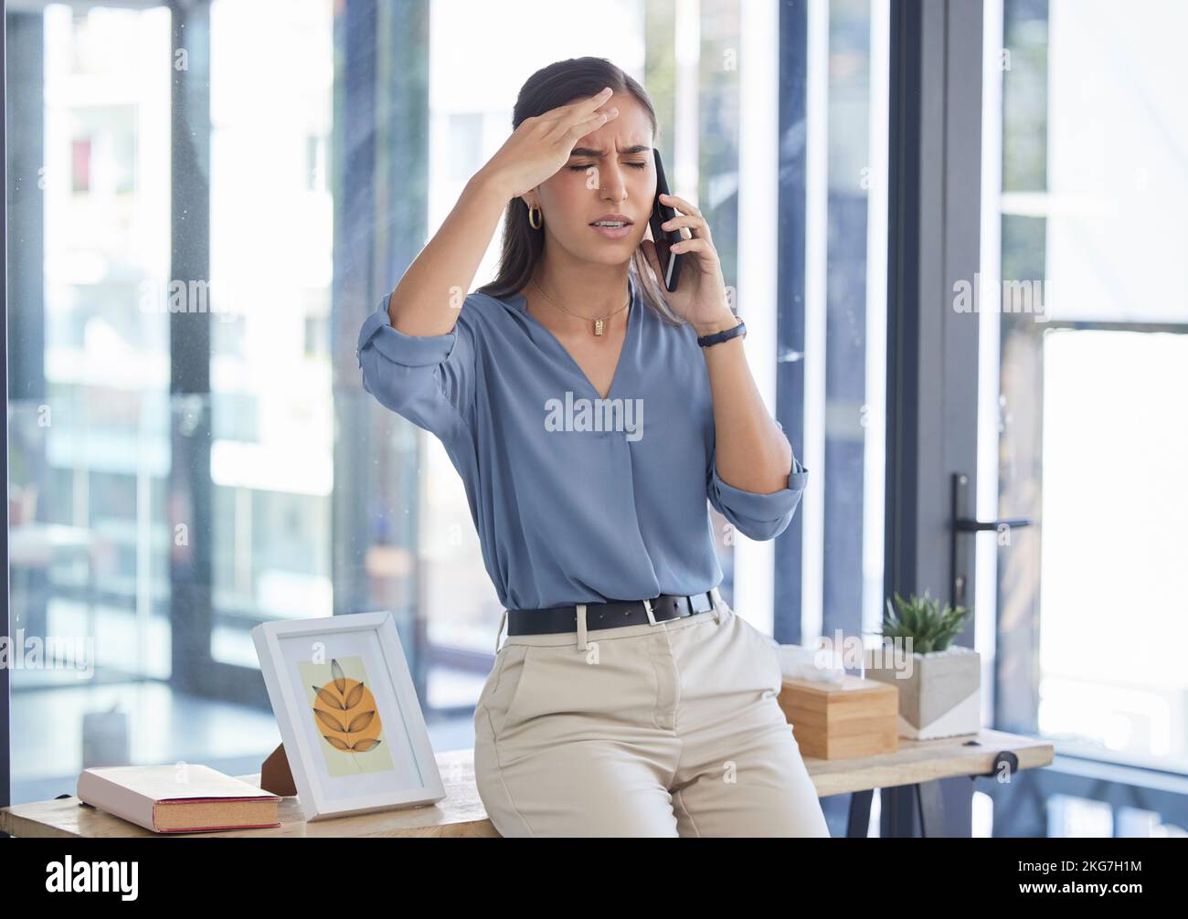 Lo sforzo di lavoro, la donna di affari e il mal di testa di una finanza e di una chiamata di revisione il problema sensibilità ansia. Dipendente con burnout aziendale e salute mentale Foto Stock