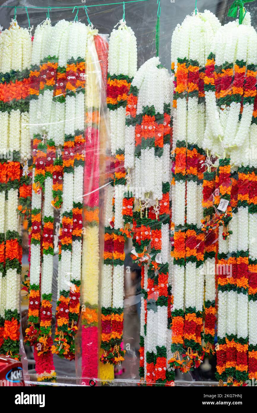 Coloratissime ghirlande di fiori indiane per le vendite durante il festival Deepavali o Diwali. Foto Stock