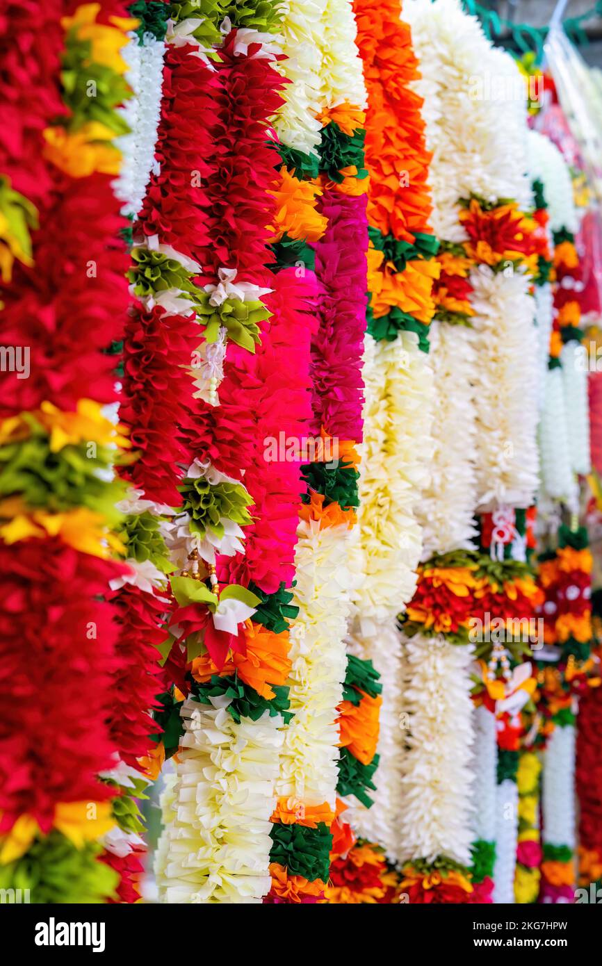 Coloratissime ghirlande di fiori indiane per le vendite durante il festival Deepavali o Diwali. Foto Stock