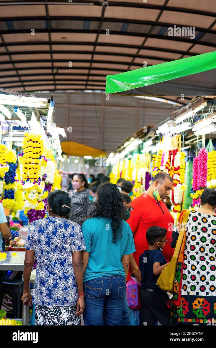 Brickfields, Malesia - il 22 ottobre 2022 la gente che acquista le ghirlande indiane per i festeggiamenti di Deepavali o Diwali alla città piccola dell'India in Kuala Lumpur. Foto Stock
