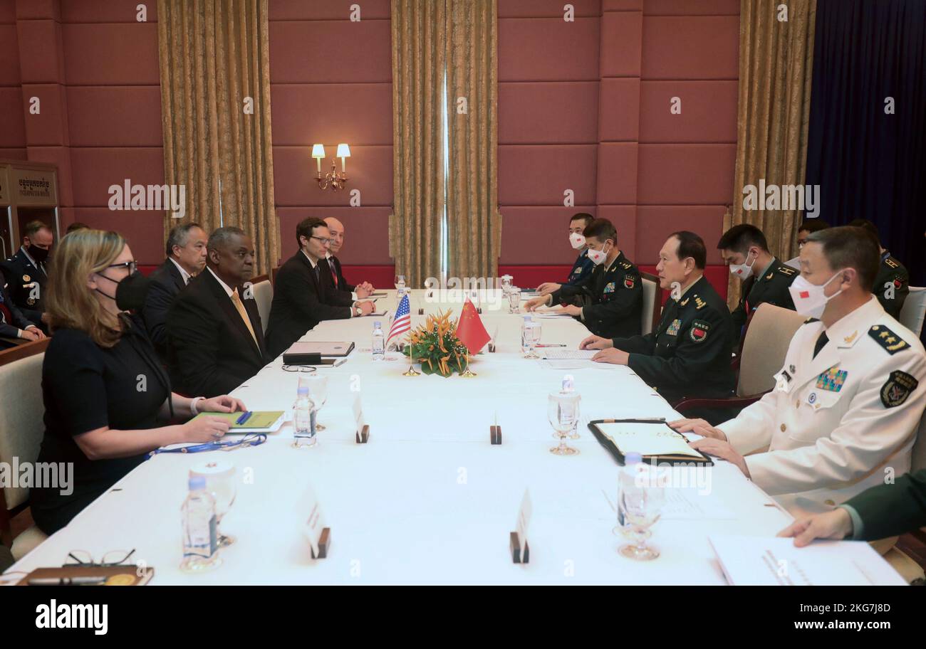 (221122) -- SIEM REAP, 22 novembre 2022 (Xinhua) -- il Consigliere di Stato cinese e il Ministro della Difesa Wei Fenghe (2nd R, davanti), che partecipa al nono Meeting-Plus dei Ministri della Difesa dell'ASEAN in Cambogia, ha colloqui con gli Stati Uniti Segretario della Difesa Lloyd Austin (2nd L, fronte) su richiesta di quest'ultimo in Cambogia il 22 novembre 2022. (Foto di li Xiaowei/Xinhua) Foto Stock