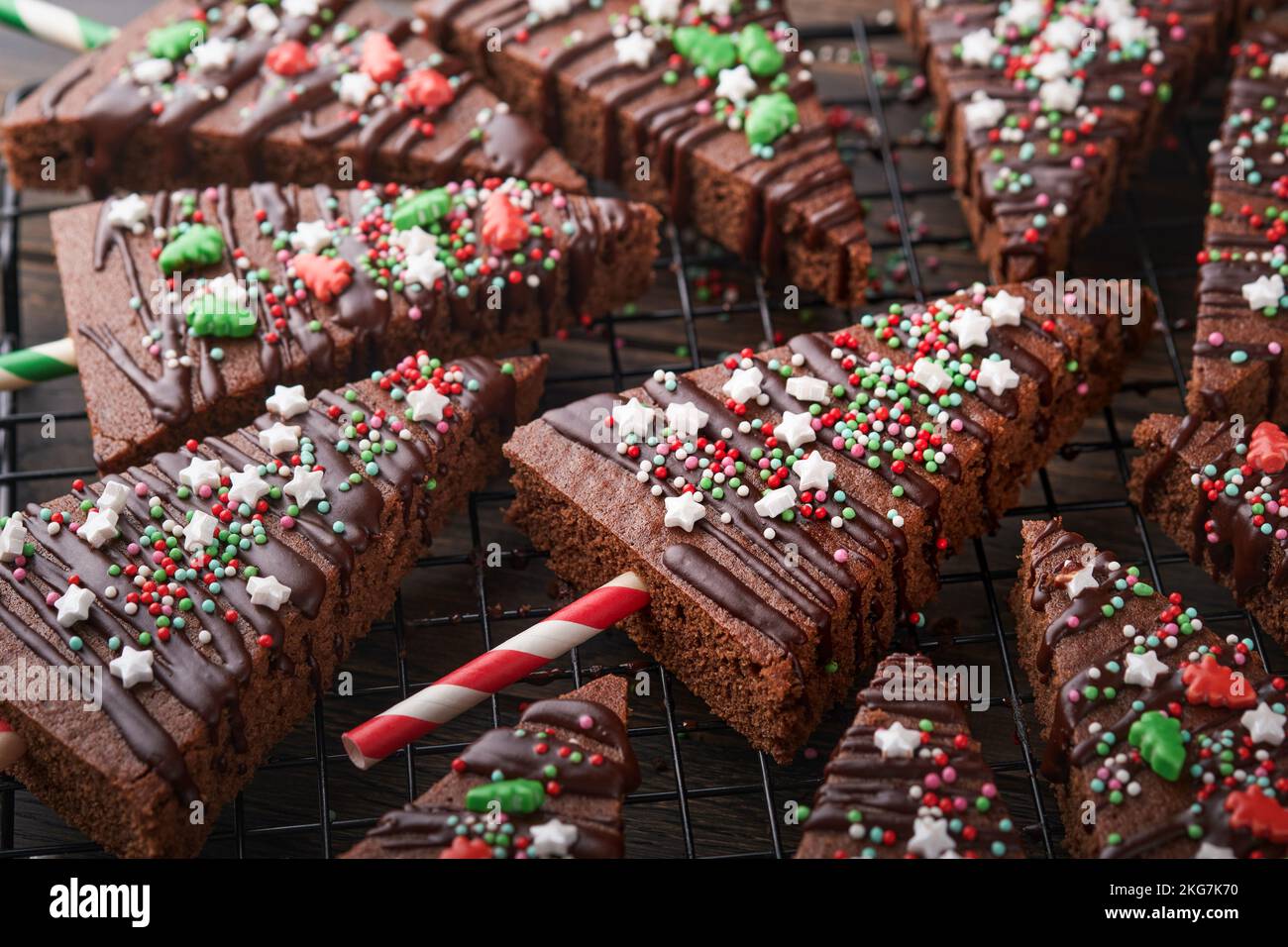 Brownie al cioccolato albero di Natale con glassa al cioccolato e spolverate festive sul tavolo di legno. Natale cibo idee dolce fatto in casa Natale vacanze p Foto Stock