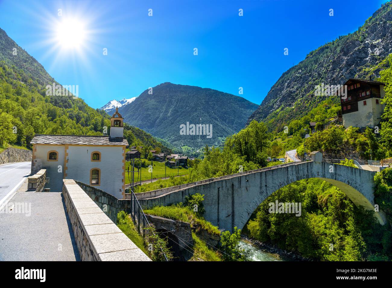 Antico ponte di pietra sul fiume moutnain nelle Alpi svizzere, Stalden, Visp, Wallis, Vallese, Svizzera Foto Stock