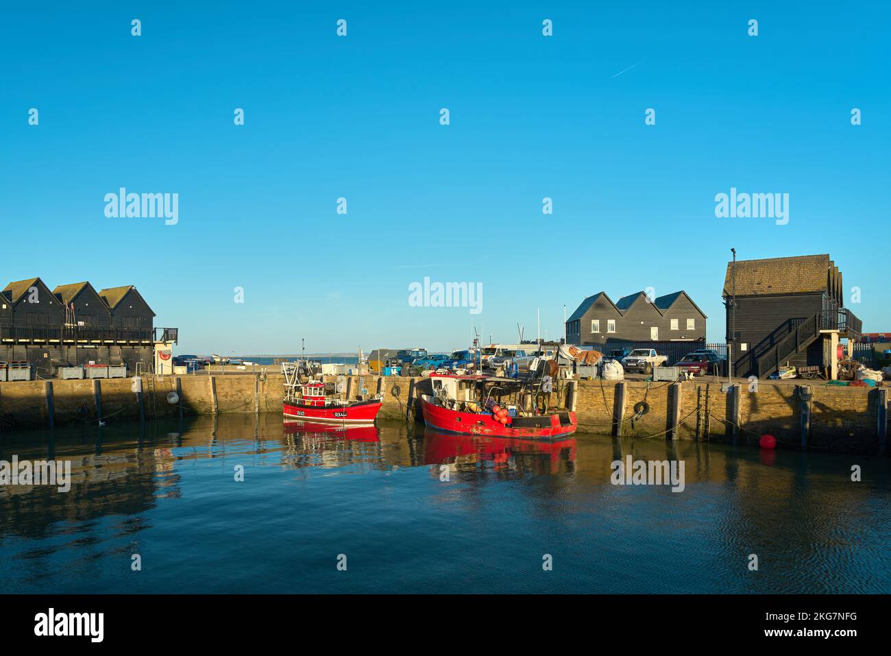 Whitstable, Kent, Regno Unito - 6 2022 ottobre - due barche rosse a Whitstable Harbour Foto Stock