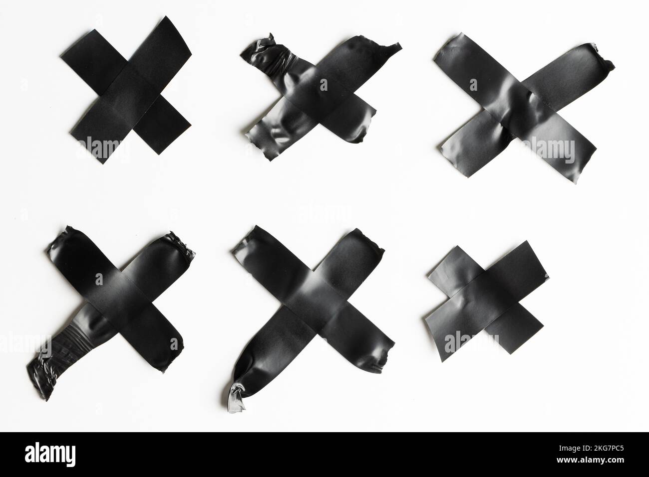 Nastro di mascheratura nero a croce su sfondo bianco Foto Stock