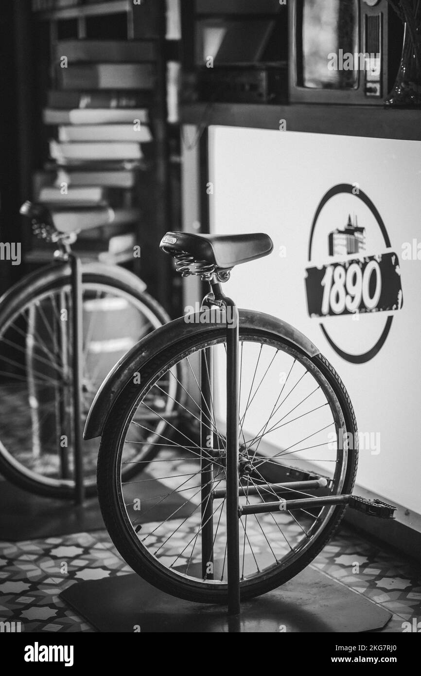 Accessori per biciclette nel ristorante Foto Stock