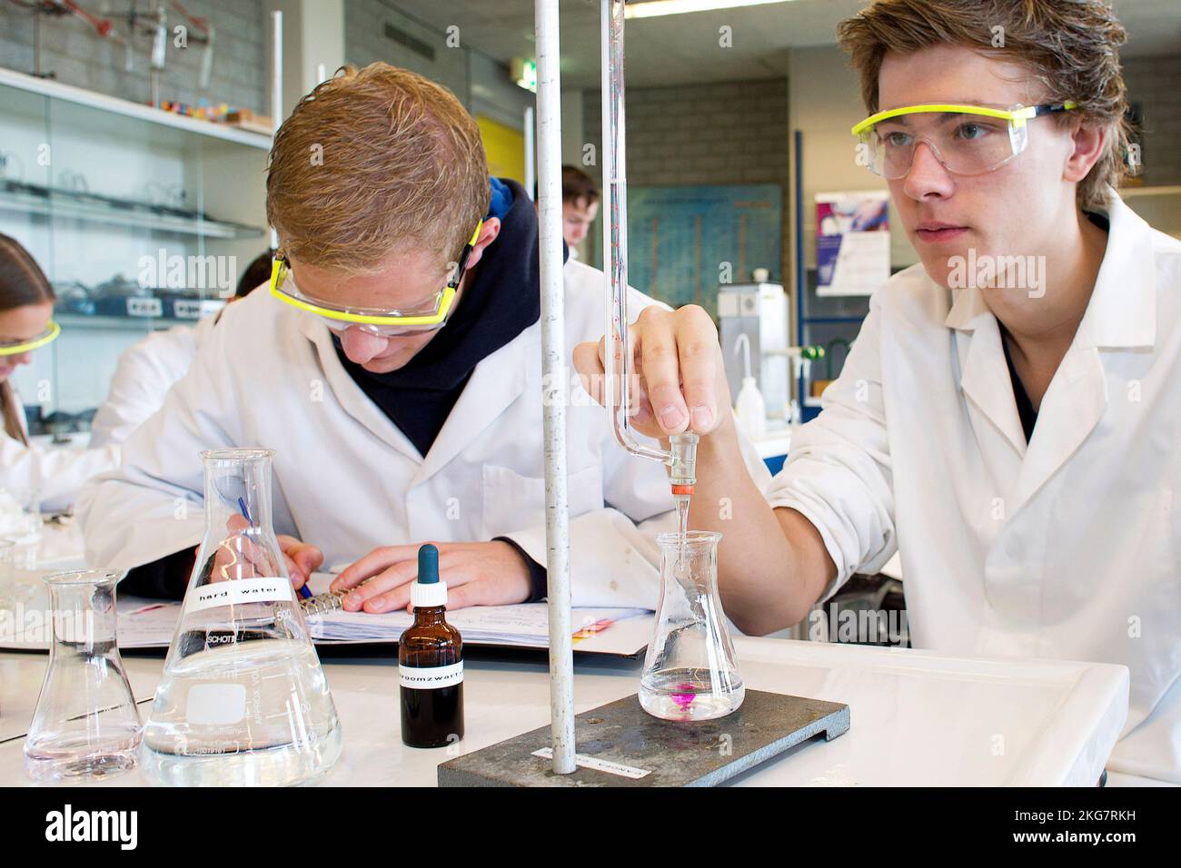 Studenti che lavorano in una classe di chimica in una scuola secondaria .Holland. vvvbvanbree fotografie. Foto Stock