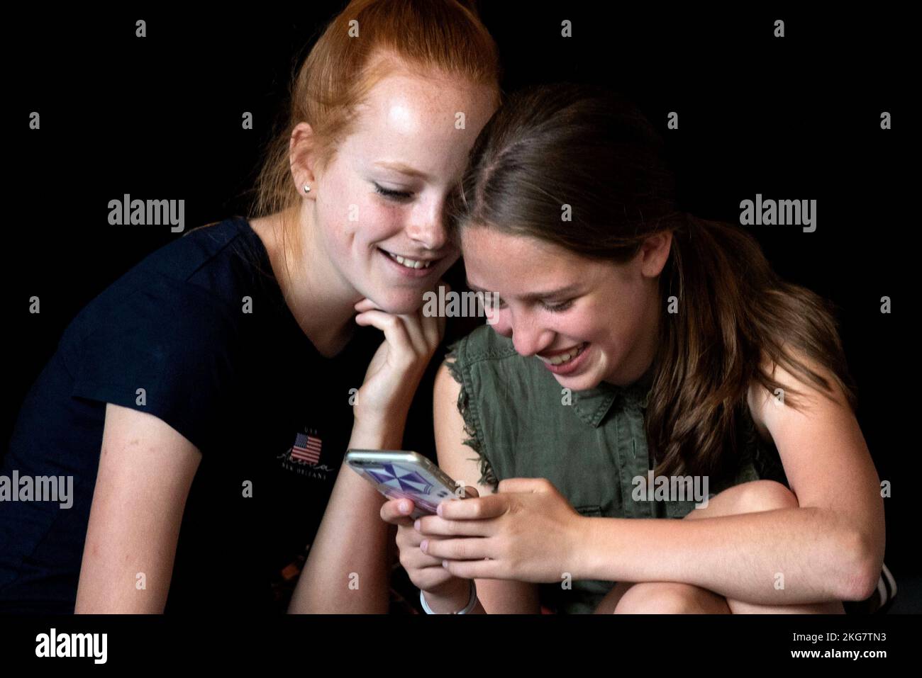 Studenst in una scuola secondaria guardando il suo telefono cellulare e ha grande divertimento. Olanda. vvvbvanbree fotografie Foto Stock