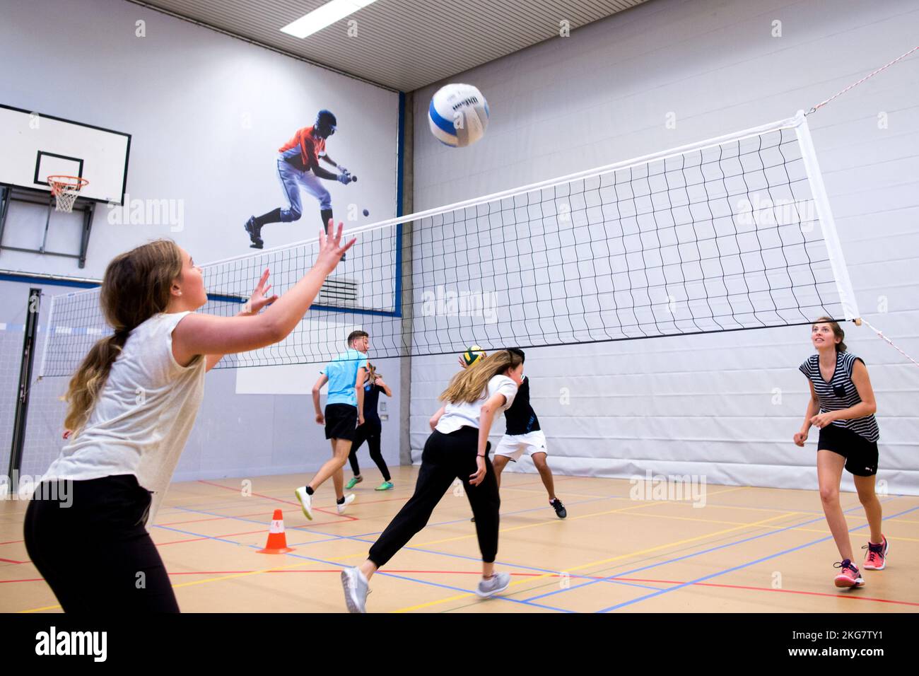 studenti di istruzione secondaria nella sala ginnastica giocando a pallavolo. olanda. vvvbvanbree fotografie Foto Stock