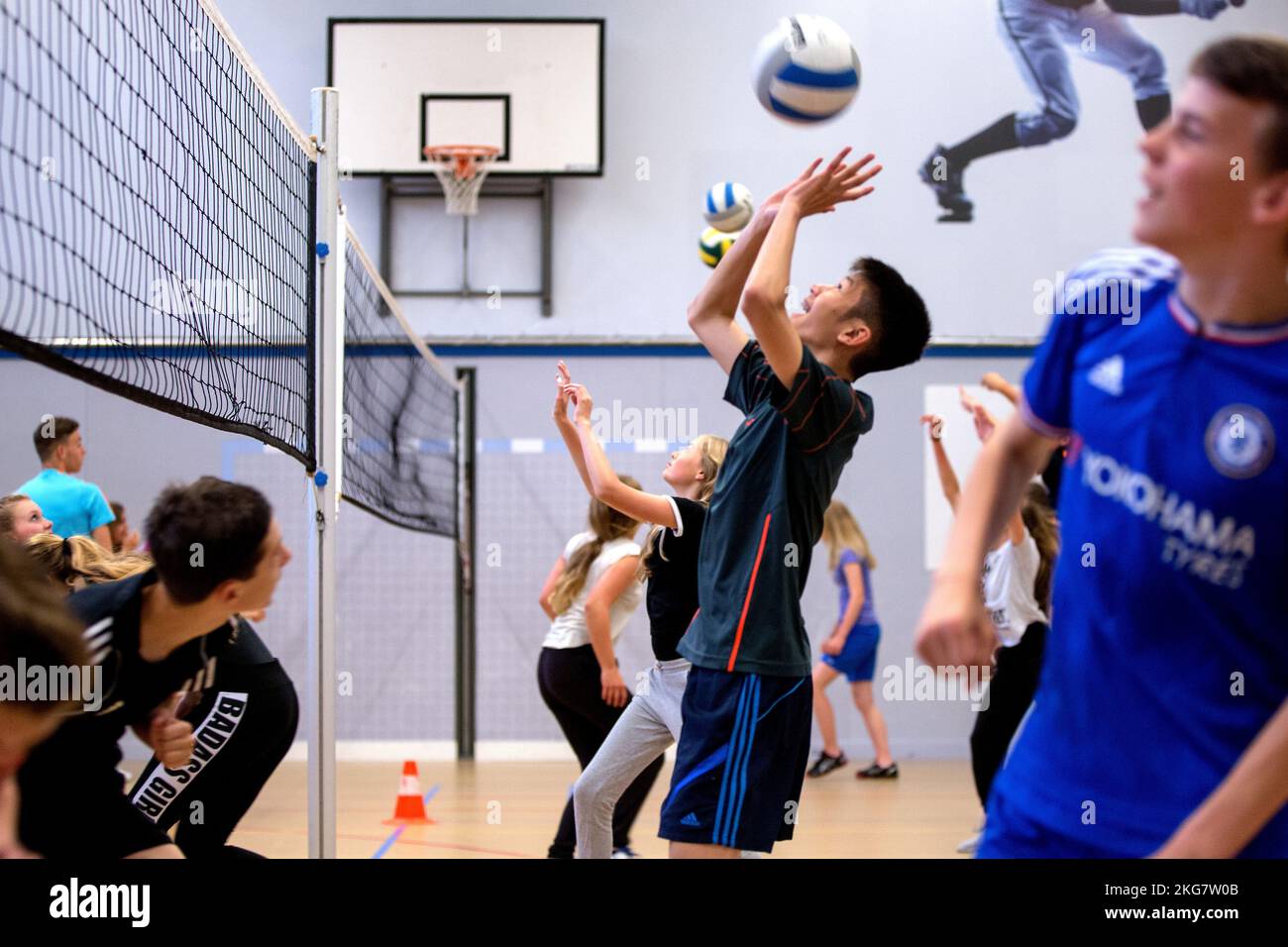 studenti di istruzione secondaria nella sala ginnastica giocando a pallavolo. olanda. vvvbvanbree fotografie Foto Stock