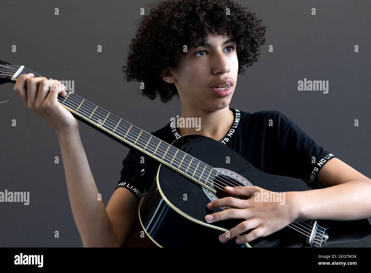 studente di una scuola secondaria suona la chitarra durante una lezione di musica. olanda. vvvbvanbree fotografie . Foto Stock