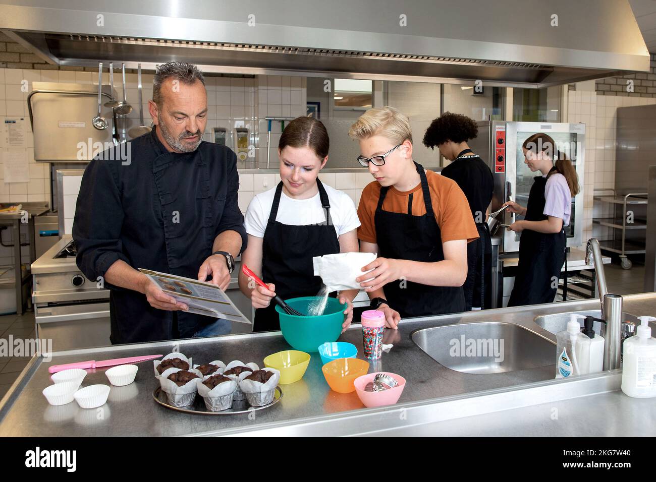 Studenti che lavorano in cucina con un insegnante in una scuola secondaria. Duiven Olanda 2022. vvvbvanbree fotografie. Foto Stock