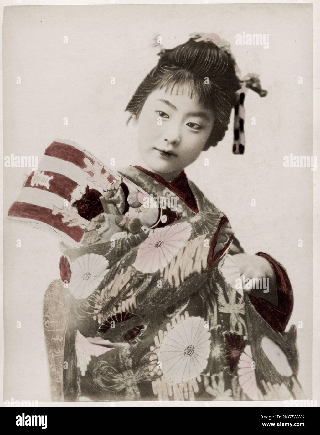 Vintage 19th ° secolo fotografia: Giovane donna in abiti ornati, kimono, Giappone Foto Stock