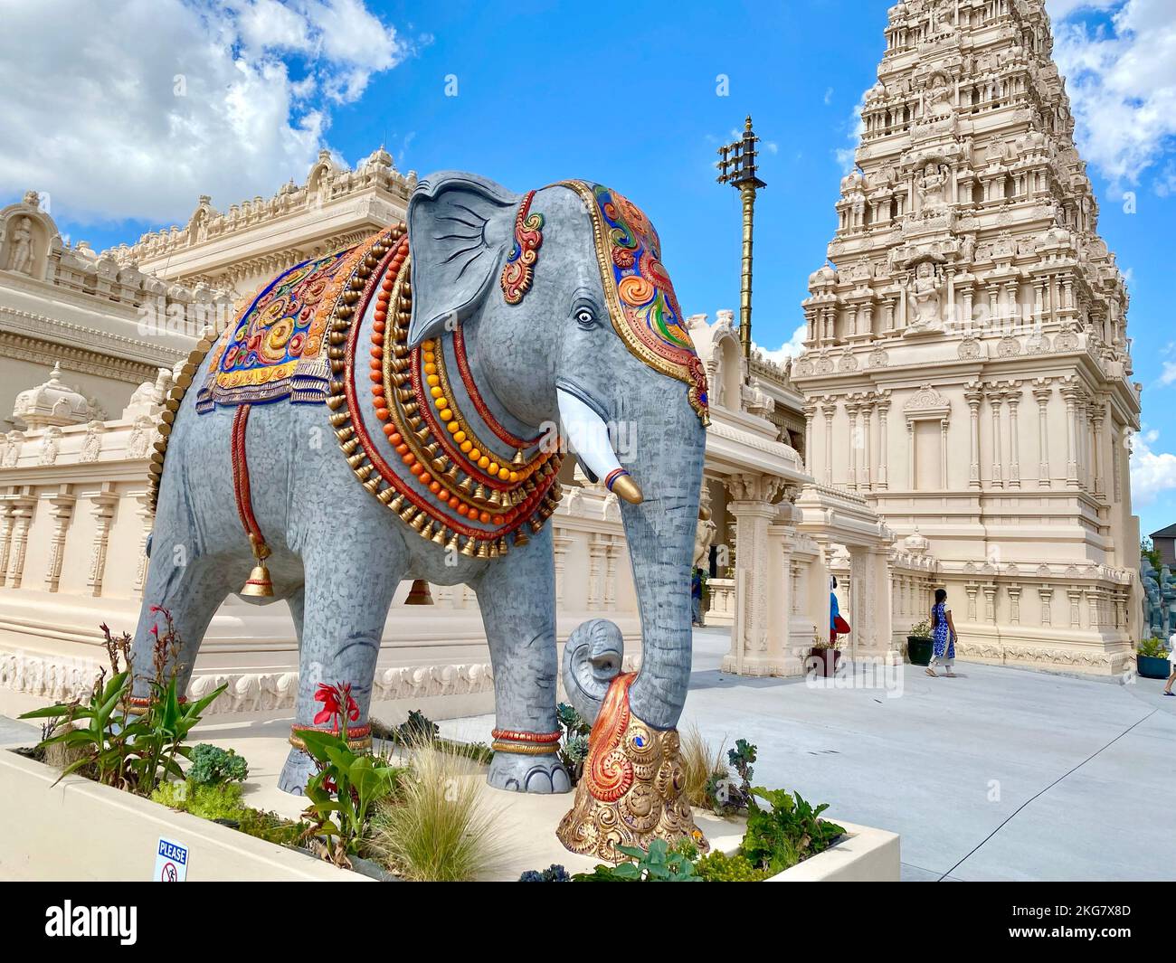 Il colpo verticale di una statua di elefante presso lo storico Tempio Hindu di Karya Siddhi Hanuman in una giornata di sole Foto Stock