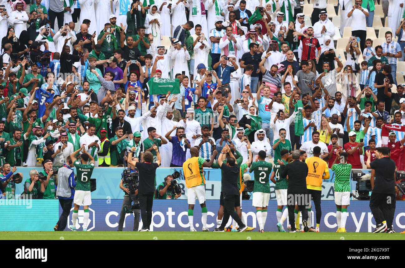 Doha, Qatar. 22nd Nov 2022. I giocatori dell'Arabia Saudita festeggiano la vittoria davanti ai loro fan durante la partita della Coppa del mondo FIFA 2022 al Lusail Stadium, Doha. Il credito per le immagini dovrebbe essere: David Klein/Sportimage Credit: Sportimage/Alamy Live News Foto Stock