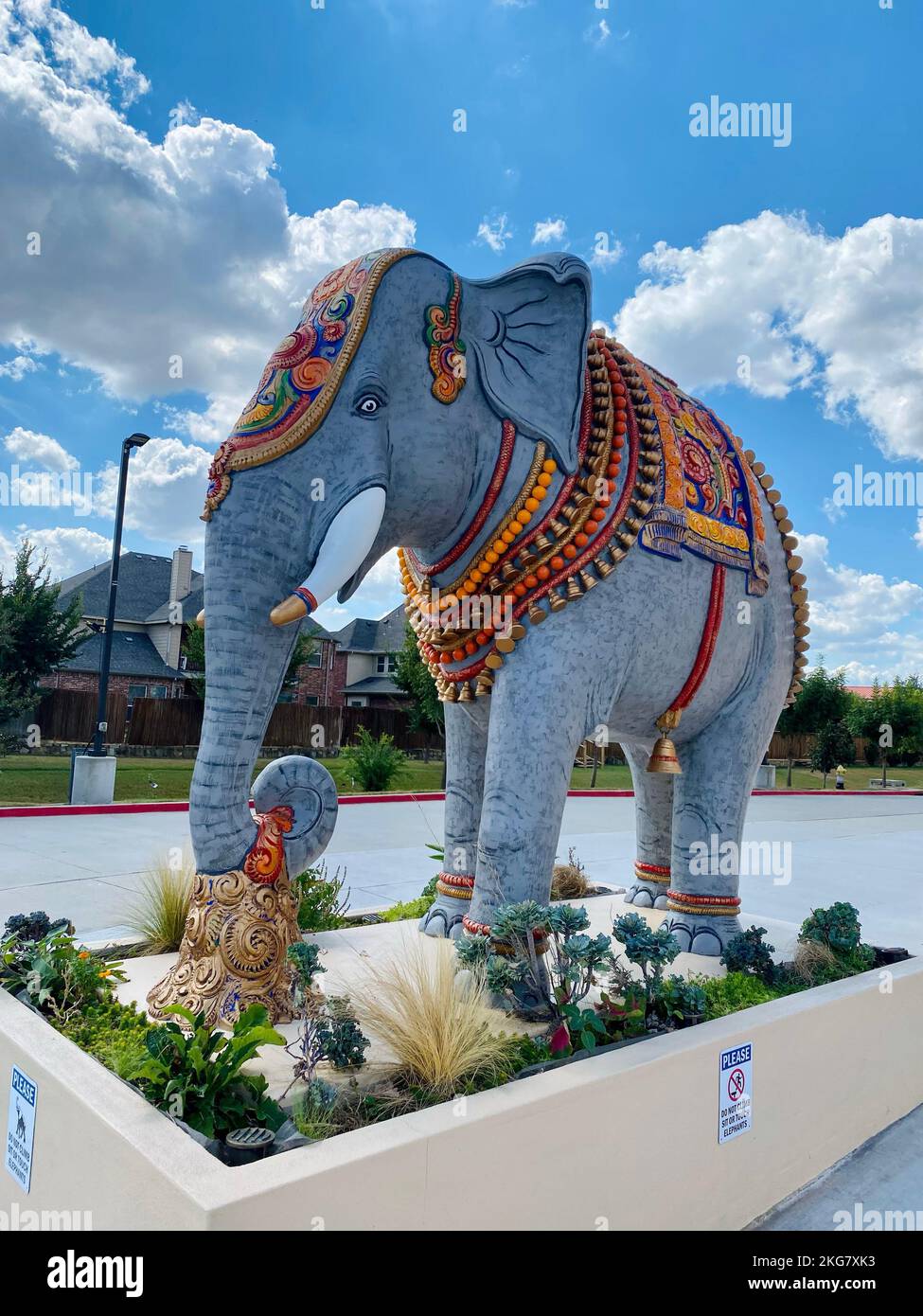 Una foto verticale della tradizionale statua di elefante presso lo storico Tempio Hindu di Karya Siddhi Hanuman Foto Stock