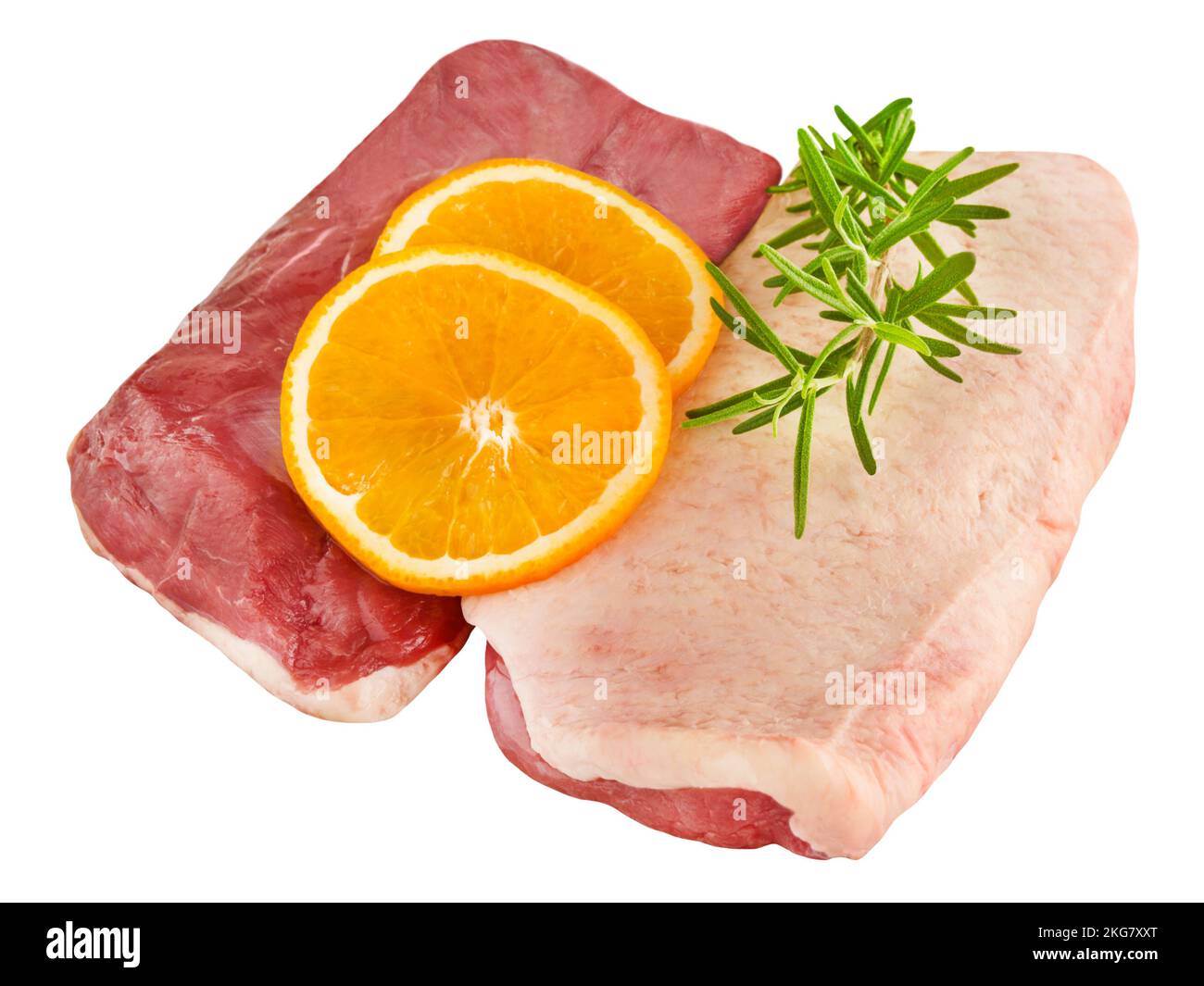 Filetto di petto d'anatra Barbarie con arance e rosmarino isolato su sfondo bianco Foto Stock