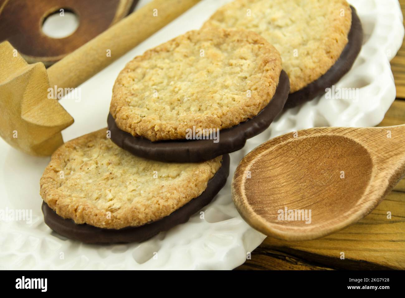 Torte OAT con cioccolato e cucina in stile country con utensili in legno Foto Stock