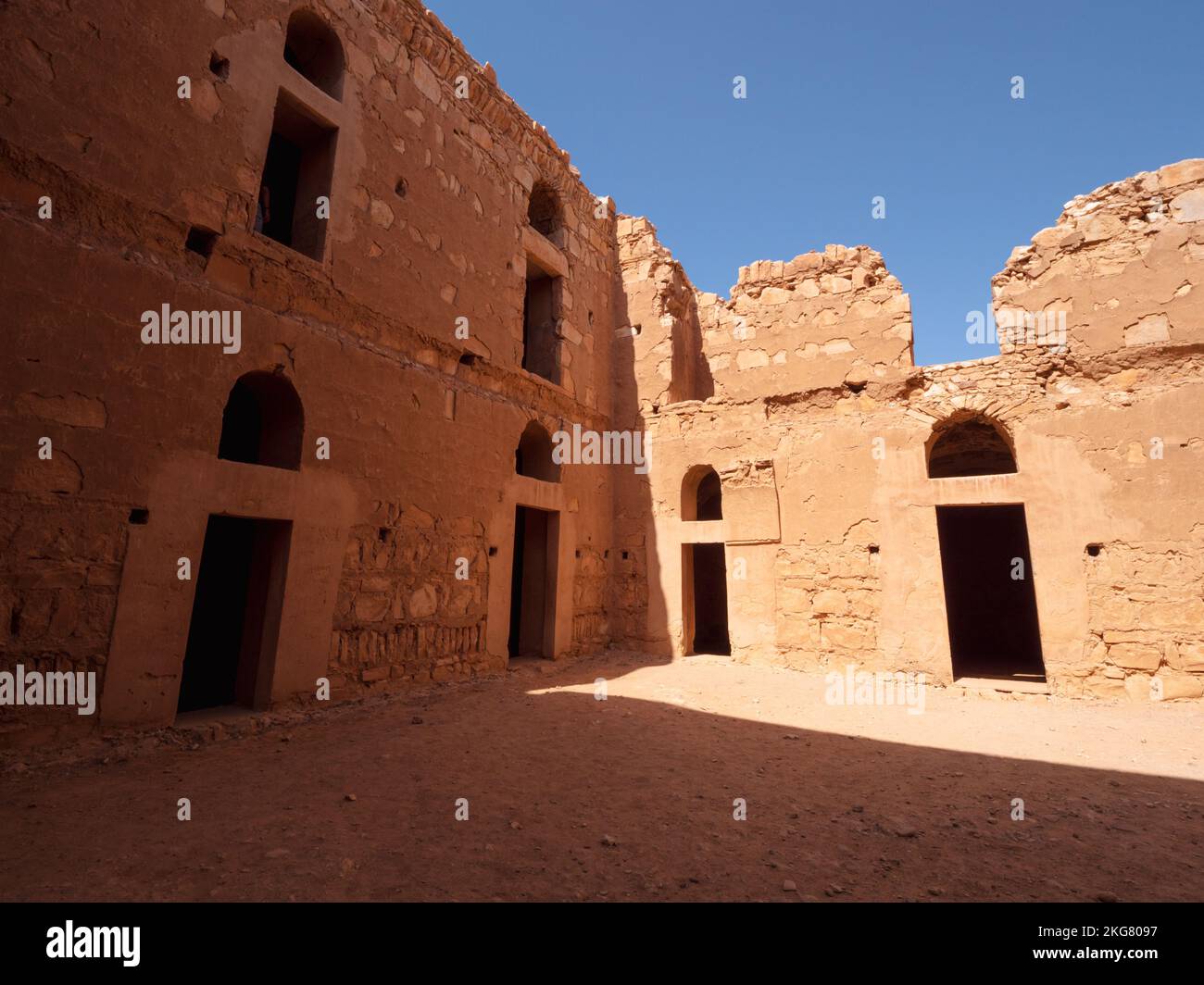 Il suggestivo cortile del castello di Qasr Kharana con belle mura in Giordania Foto Stock