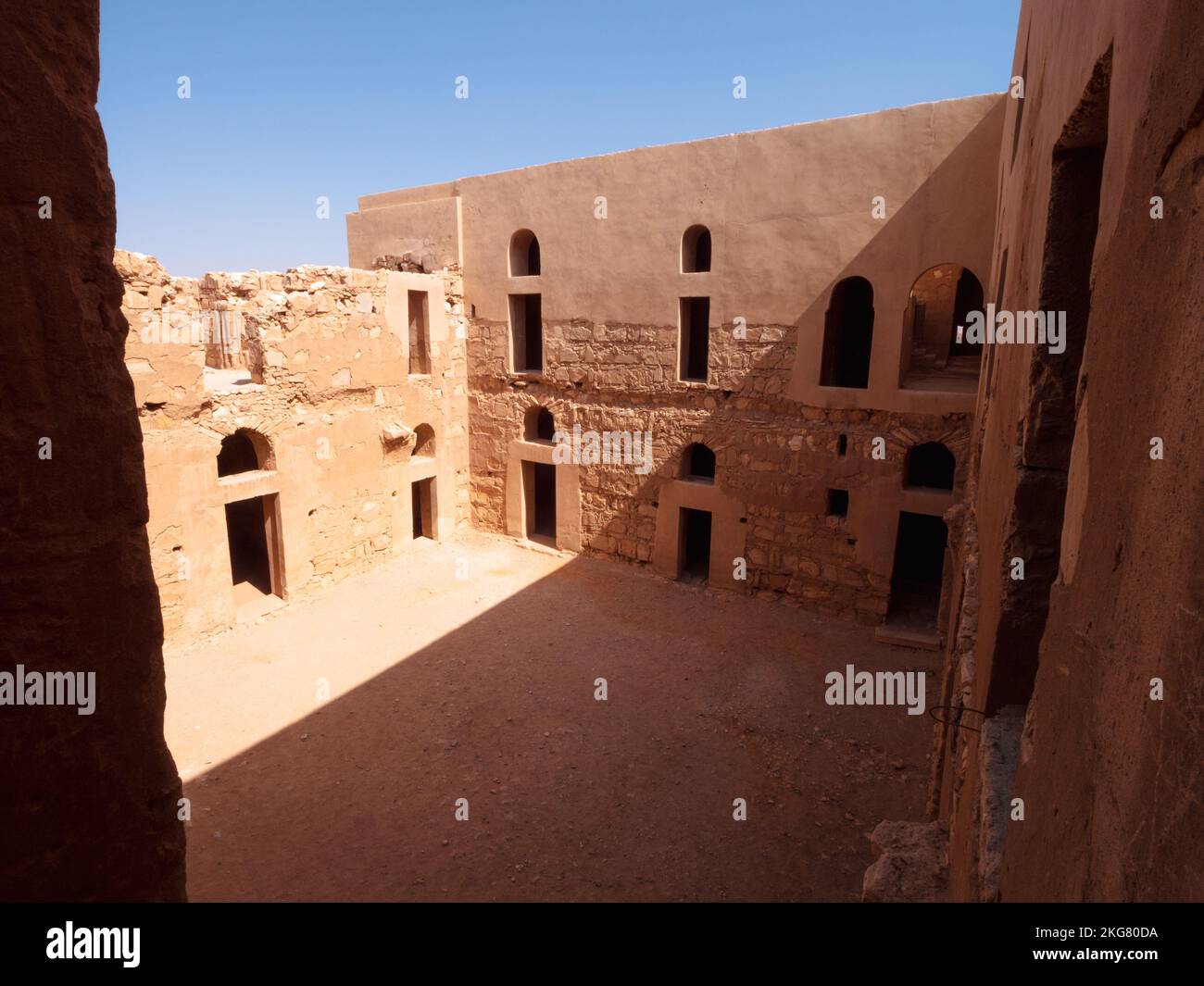 Il suggestivo cortile del castello di Qasr Kharana con belle mura in Giordania Foto Stock