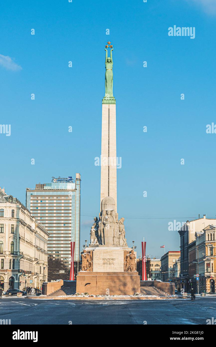 Monumento alla libertà in inverno, monumento che onora i soldati uccisi durante la guerra di indipendenza della Lettonia, simbolo della libertà, indipendenza Foto Stock