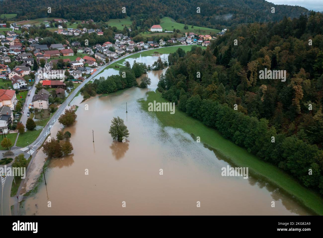 Ampio diluvio in tutta Europa, vallata di montagna allagata, vicino alla zona delle famiglie e alle vie di circolazione, fucilato da droni. Evento di clima estremo. Foto Stock