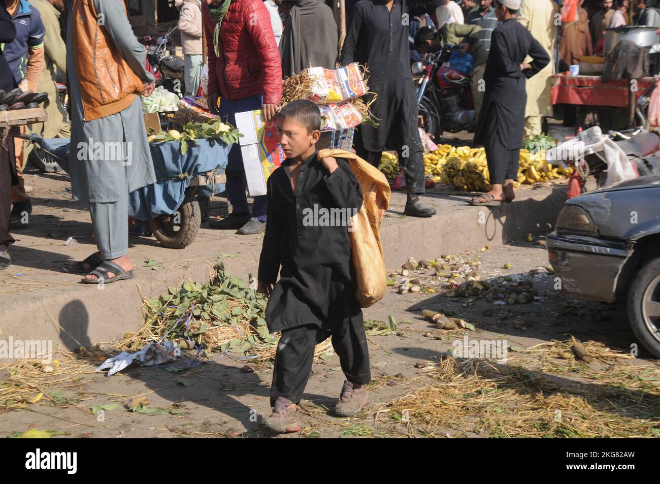 Ismalabad, Pakistan. 20th Nov 2022. I ragazzi rifugiati afghani lavorano in un mercato vegetale per guadagnarsi da vivere per le loro famiglie a Islamabad. Che stanno godendo Foto Stock