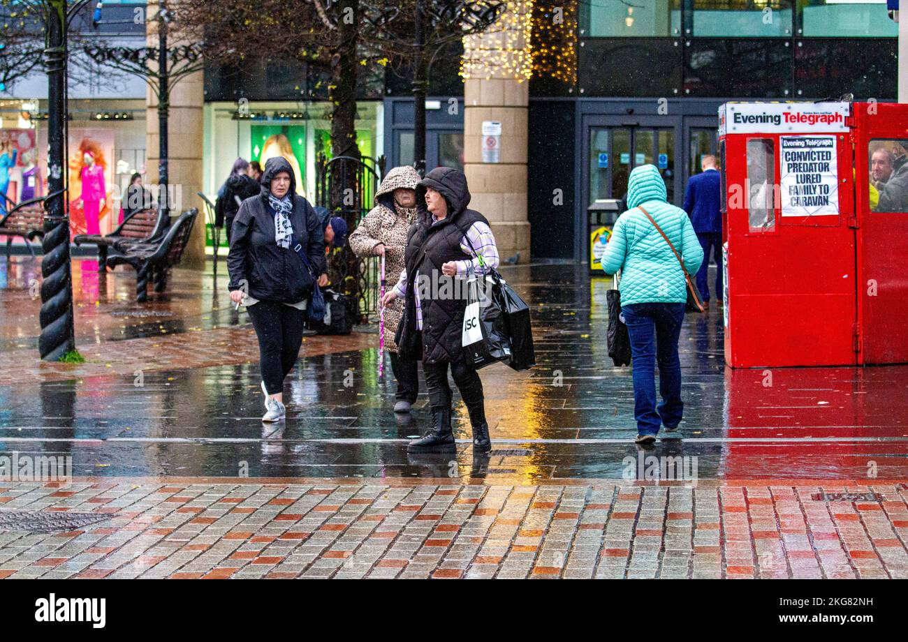 Dundee, Tayside, Scozia, Regno Unito. 22nd Nov 2022. UK Weather: Una fredda mattinata di novembre attraverso il nord-est della Scozia, con forti depours e temperature che raggiungono i 6°C. Il clima freddo e le docce a pioggia hanno impedito agli acquirenti di avventurarsi nel centro di Dundee in cerca di occasioni del Black Friday. Con un'inflazione di 41 anni al massimo del 11,1%, solo poche persone sono in giro per la loro vita quotidiana mentre fanno acquisti saggiamente a causa dell'alto costo della vita scozzese. Credit: Dundee Photographics/Alamy Live News Foto Stock