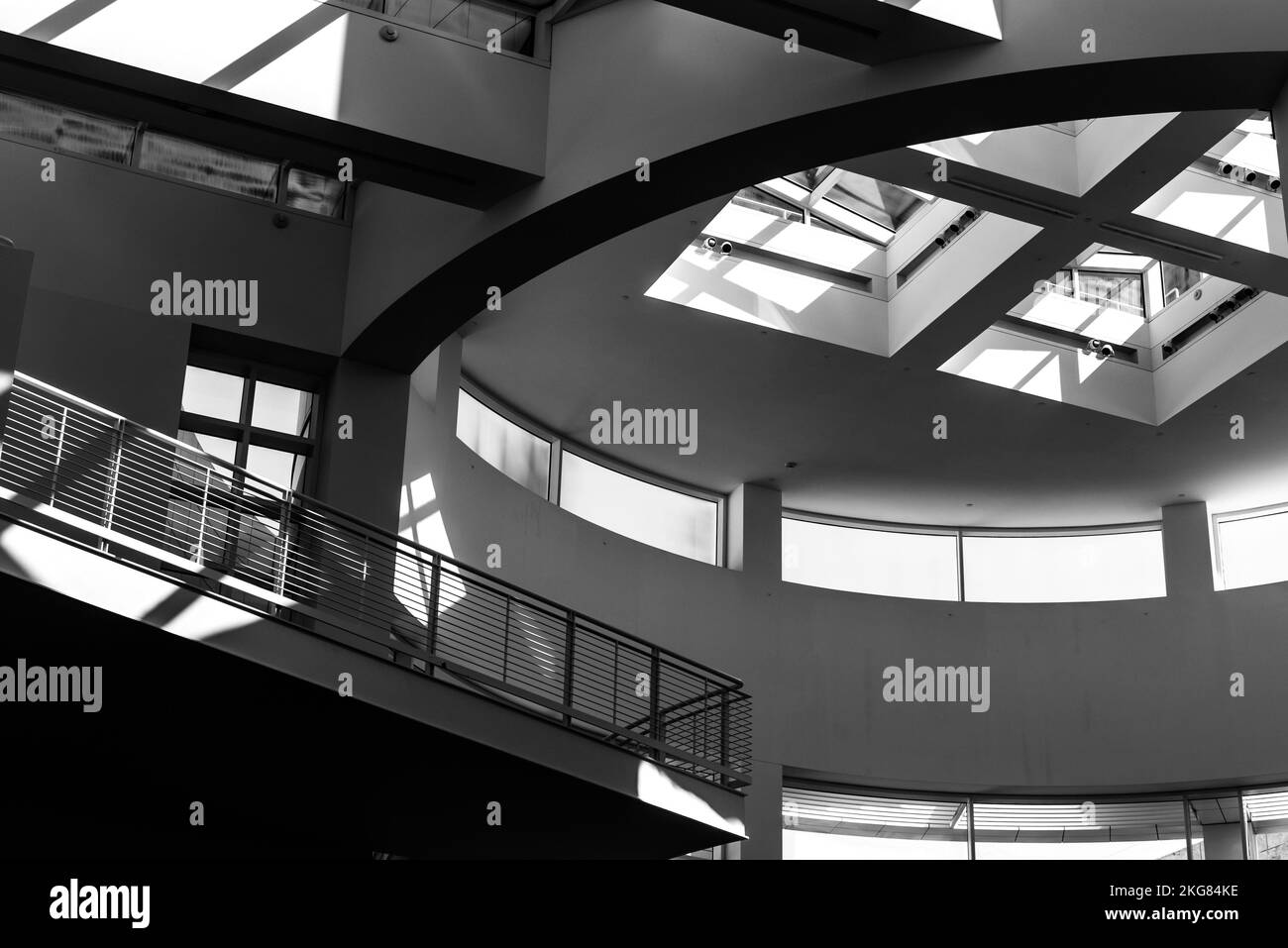 Un'immagine in scala di grigi del moderno design degli interni degli edifici. Interno del museo. Los Angeles, Stati Uniti. Foto Stock