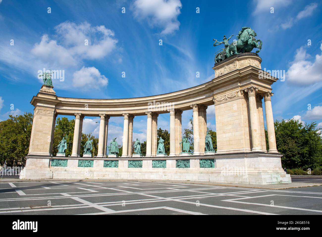 Una giornata di sole in Piazza degli Eroi a Budapest Ungheria Europa UE Foto Stock