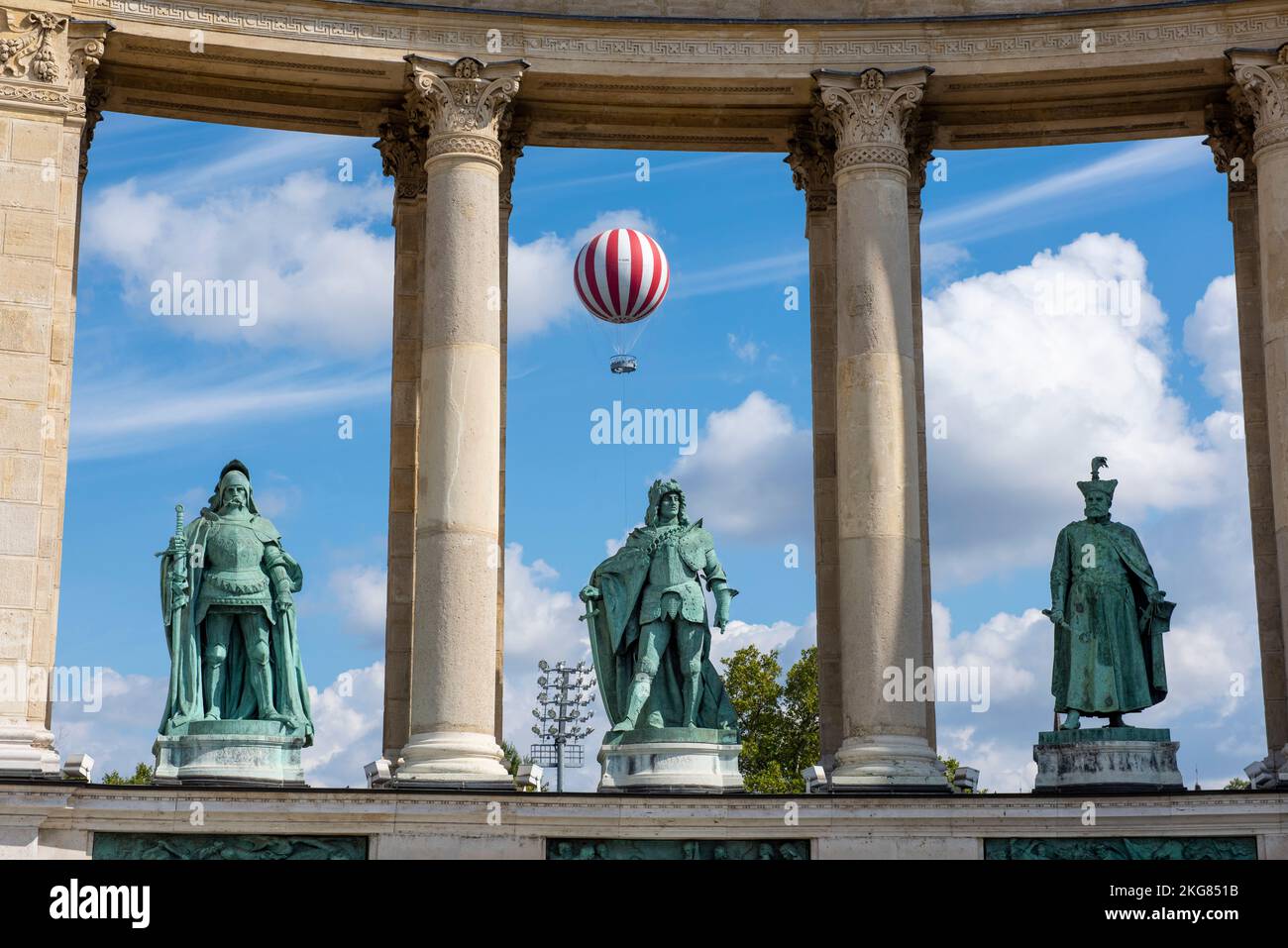 Una giornata di sole in Piazza degli Eroi a Budapest Ungheria Europa UE Foto Stock