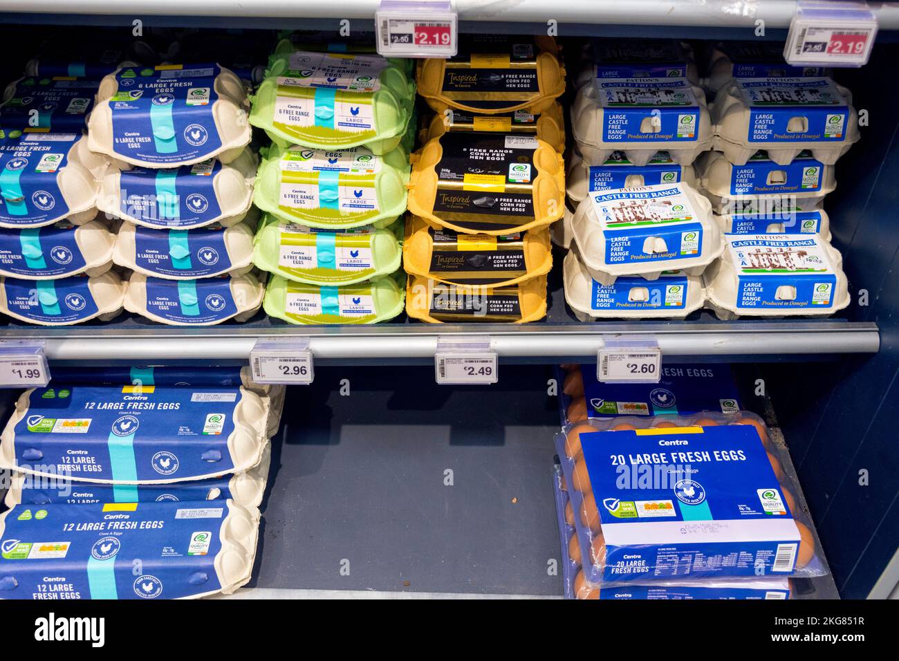 Selezione di uova in vendita in un supermercato di Centra in Irlanda. Foto Stock