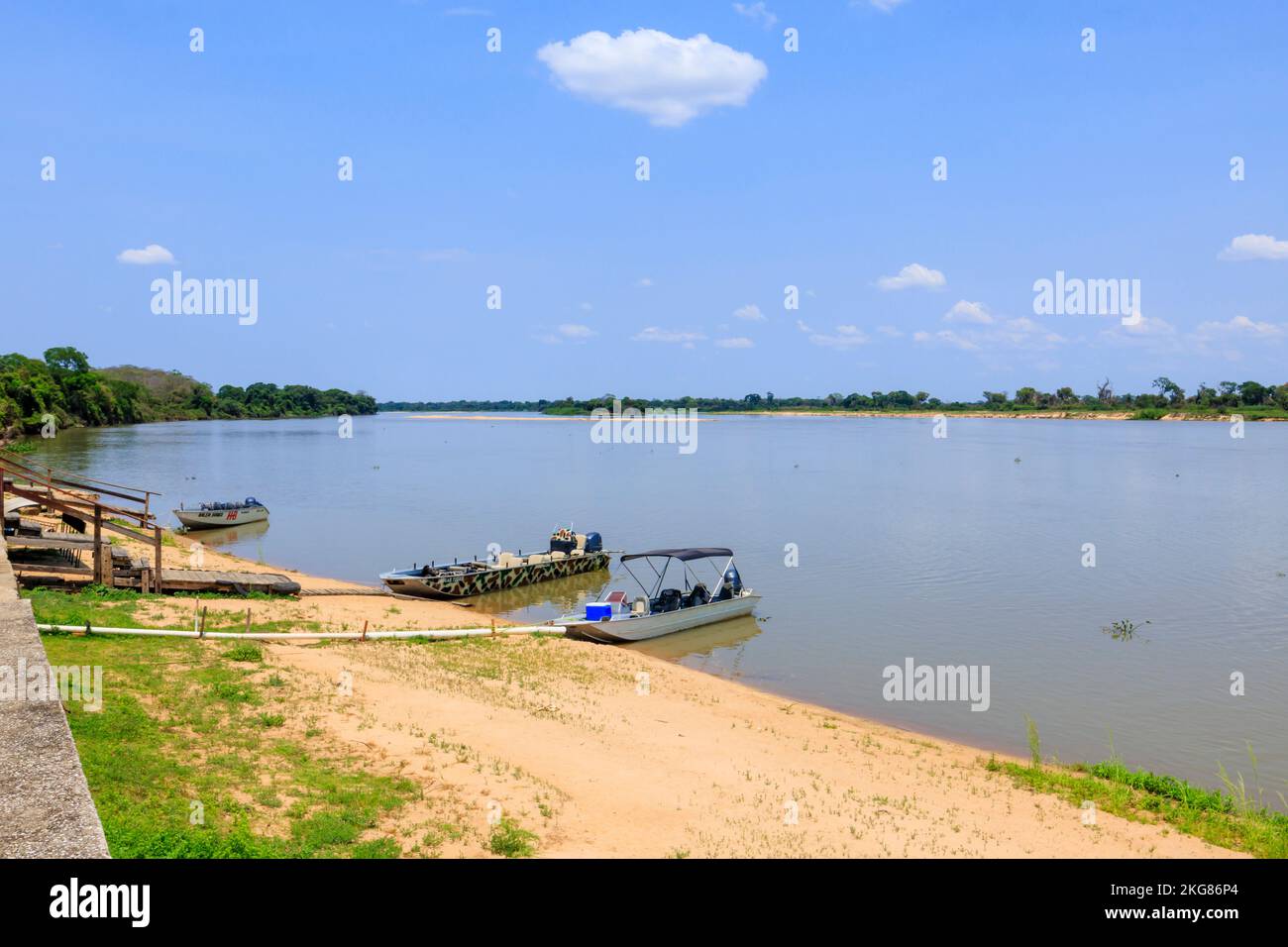 Barche di osservazione della fauna selvatica sul fiume Paraguay, Hotel Baiazinha presso la riserva ecologica Taiama, zona Rural, Cáceres, Pantanal nord, Mato Grosso, Brasile Foto Stock