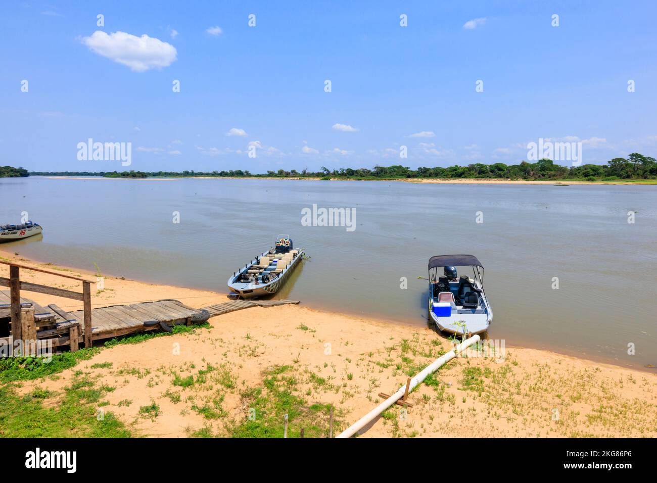 Barche di osservazione della fauna selvatica sul fiume Paraguay, Hotel Baiazinha presso la riserva ecologica Taiama, zona Rural, Cáceres, Pantanal nord, Mato Grosso, Brasile Foto Stock