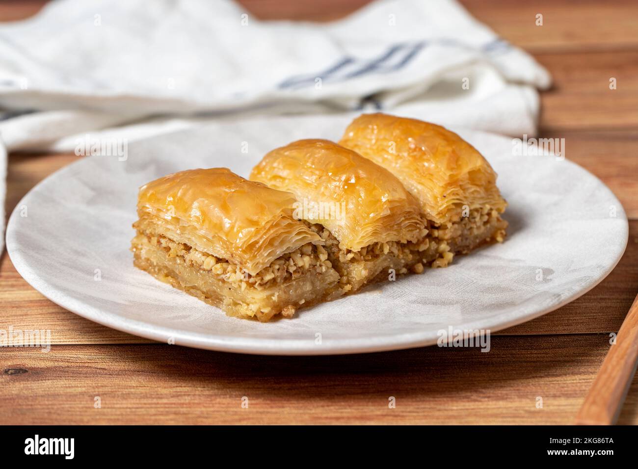 Baklava di noce su fondo in legno. Specialità della cucina turca. Baklava turca. primo piano Foto Stock