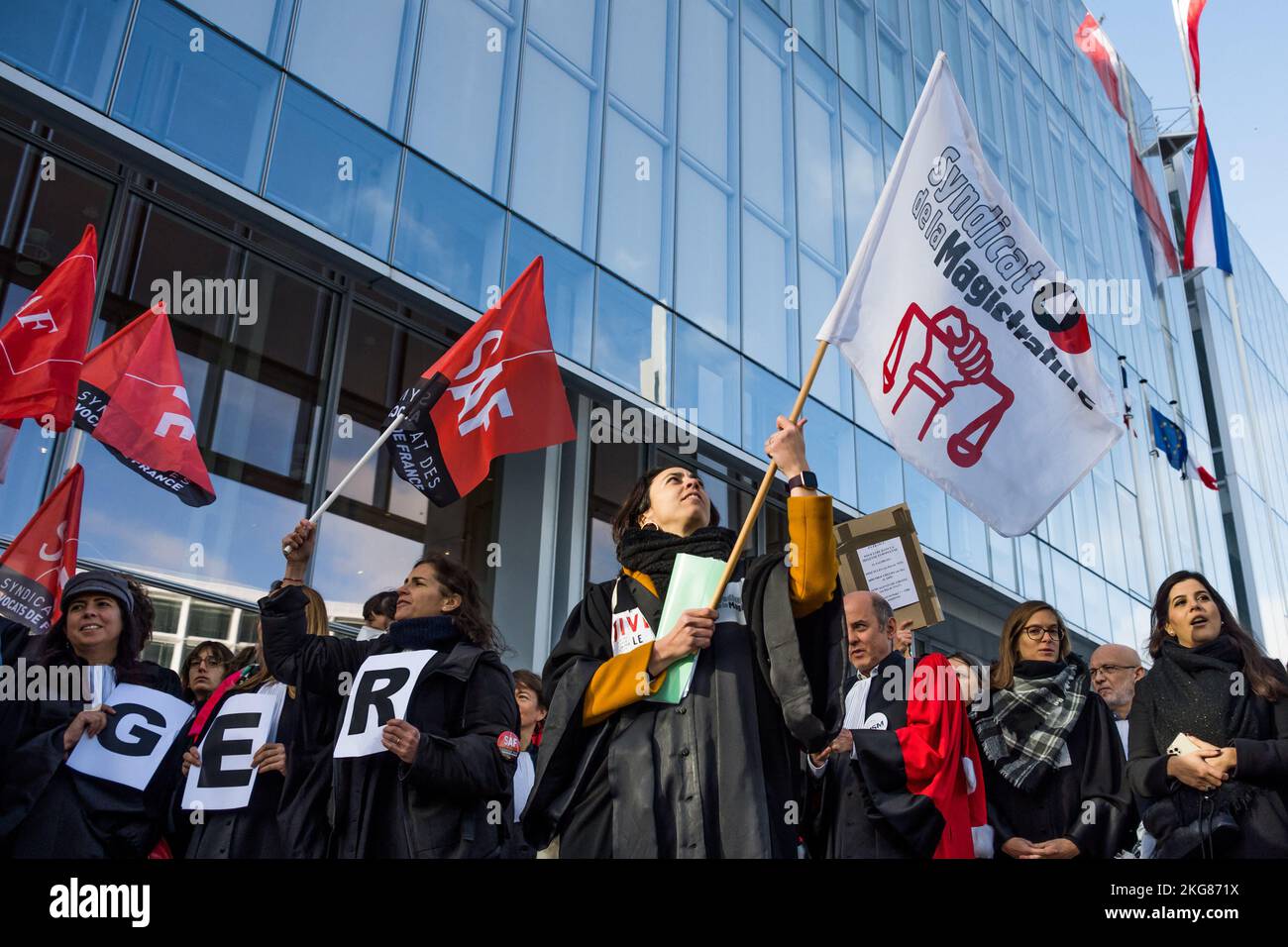 SAMRA LAMBERT, segretario nazionale del Syndicat de la Magistrature (SM). Manifestazione contro la povertà dei mezzi di giustizia in Francia riunendo i sindacati dei magistrati, in particolare USM e SM, dei lavoratori e degli avvocati, davanti al tribunale di Parigi, Francia il 22 novembre 2022. Foto di Pierrick Villette/ABACAPRESS.COM Foto Stock