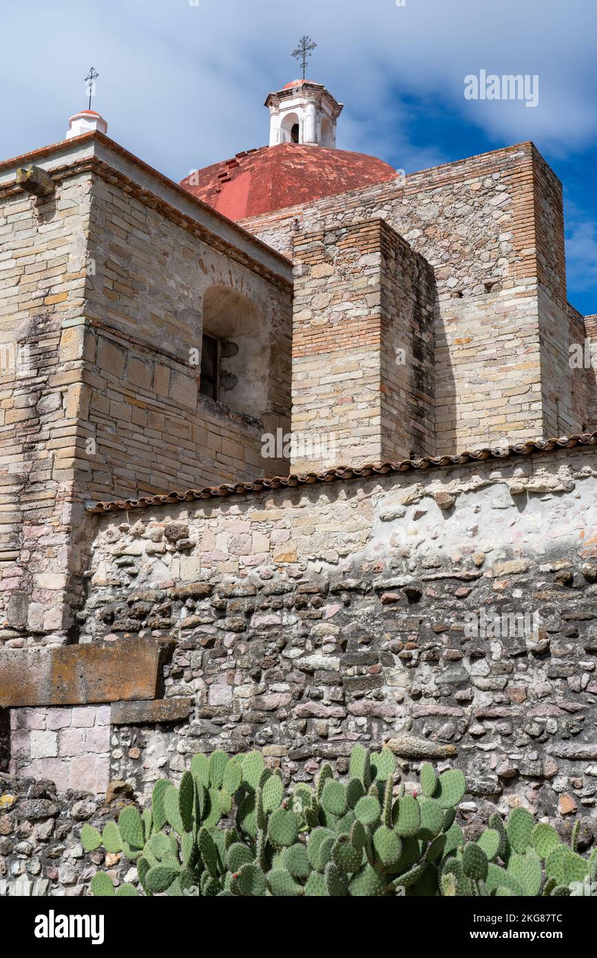 Il Tempio di San Pablo Apostol, o la Chiesa di San Paolo Apostolo a San Pablo Villa de Mitla, Oaxaca, Messico. Fu iniziato nel 1590 e fu bu Foto Stock