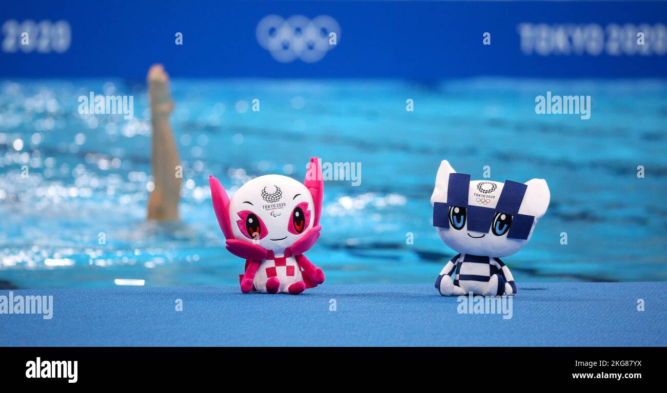4 AGOSTO 2021 - TOKYO, GIAPPONE: Plushes di SOMEITY e MIRAITOWA le mascotte olimpiche e paralimpiche nella routine artistica di Nuoto Duet Free al Toky Foto Stock