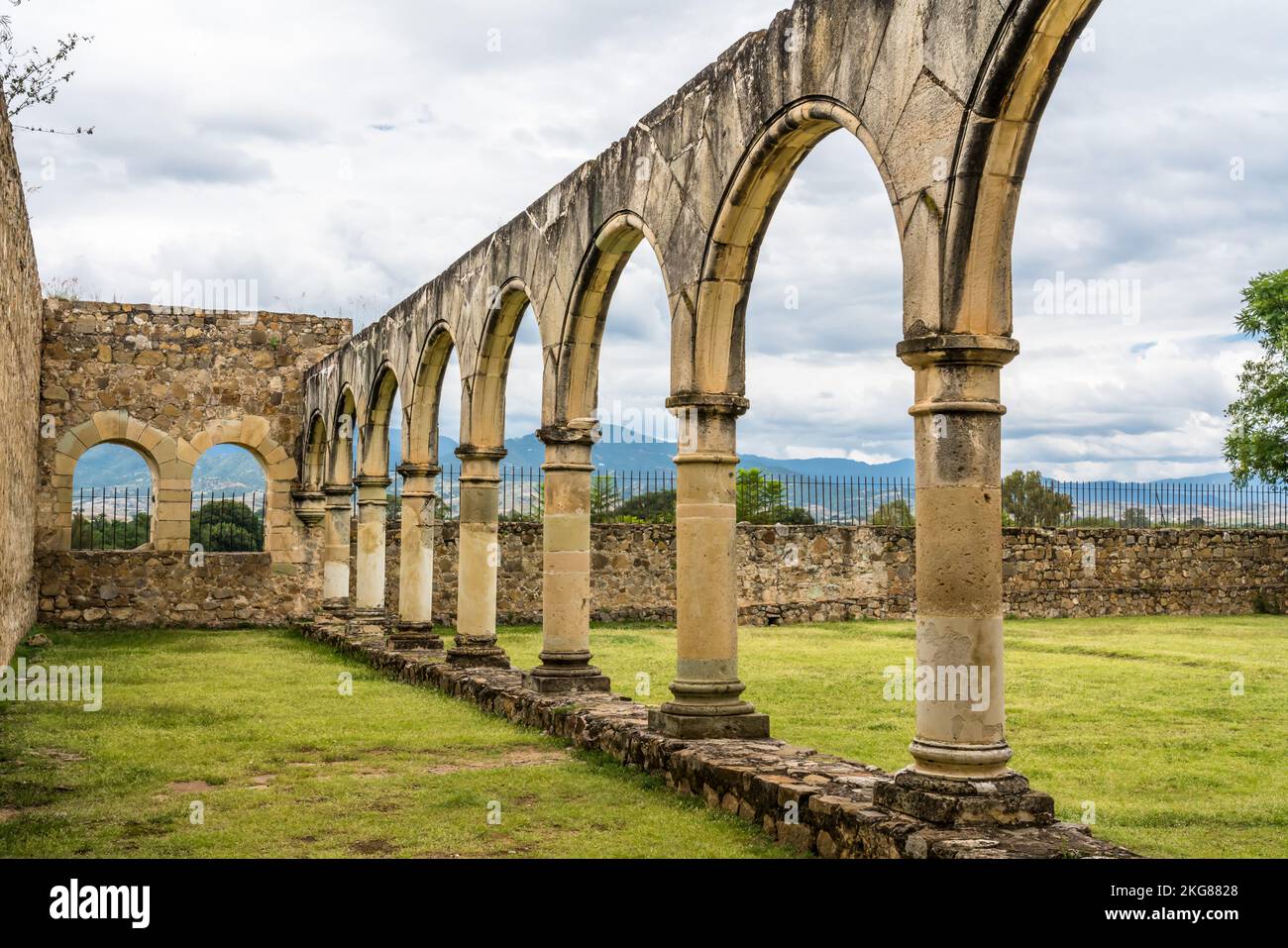 Rovine del tempio e monastero di Santiago Apostal o San Giacomo a Cuilapam de Guerrero, Oaxaca, Messico. Iniziata nel 1551, ma la costruzione si fermò Foto Stock