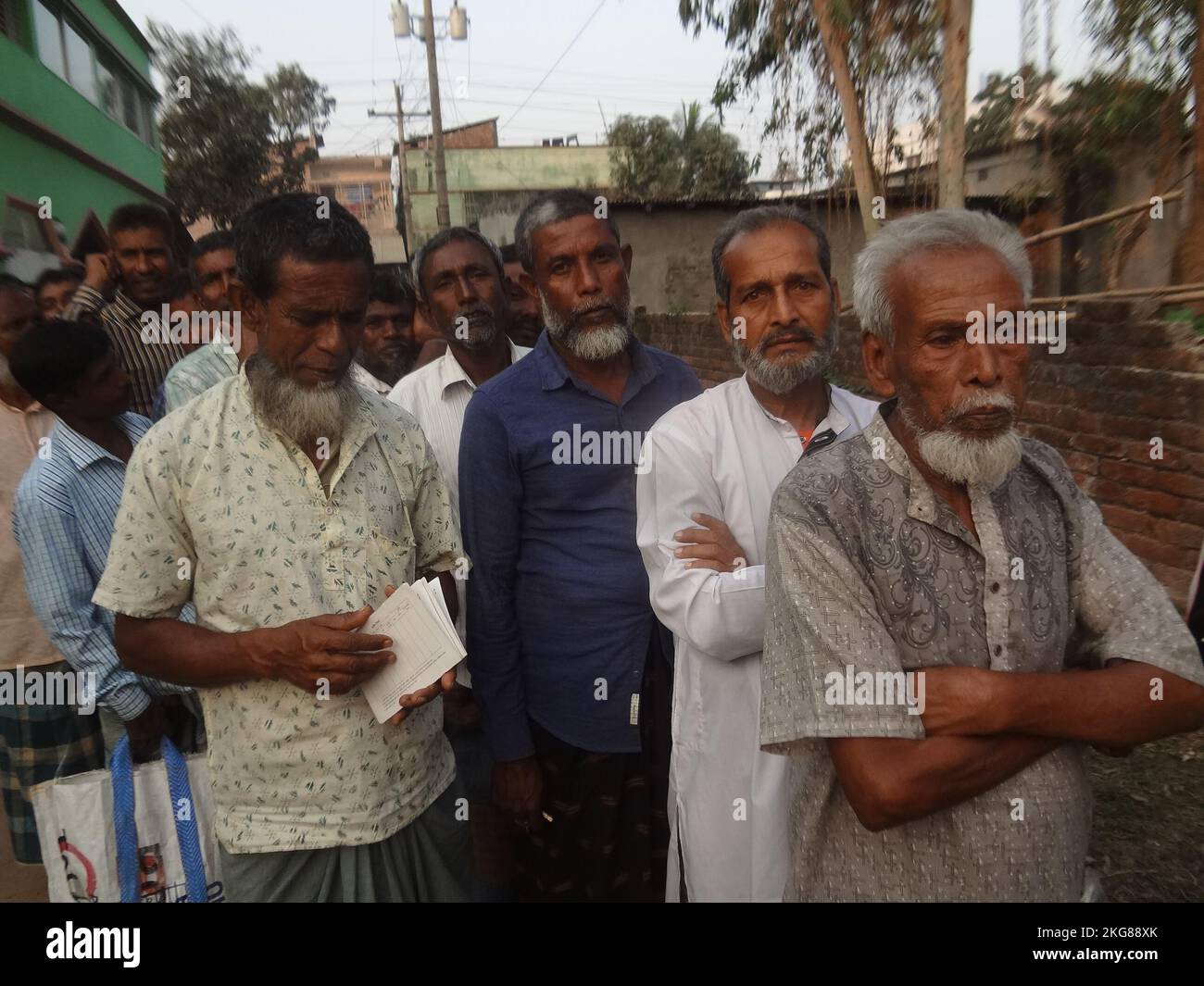 Naogaon, Bangladesh. 22nd Nov 2022. Gli agricoltori aspettano di raccogliere il fertilizzante da un rivenditore locale vicino al Bazaar Amaitara di Dhamoirhat Hat Upazila nel quartiere di Naogaon. (Credit Image: © MD Mehedi Hasan/ZUMA Press Wire) Foto Stock