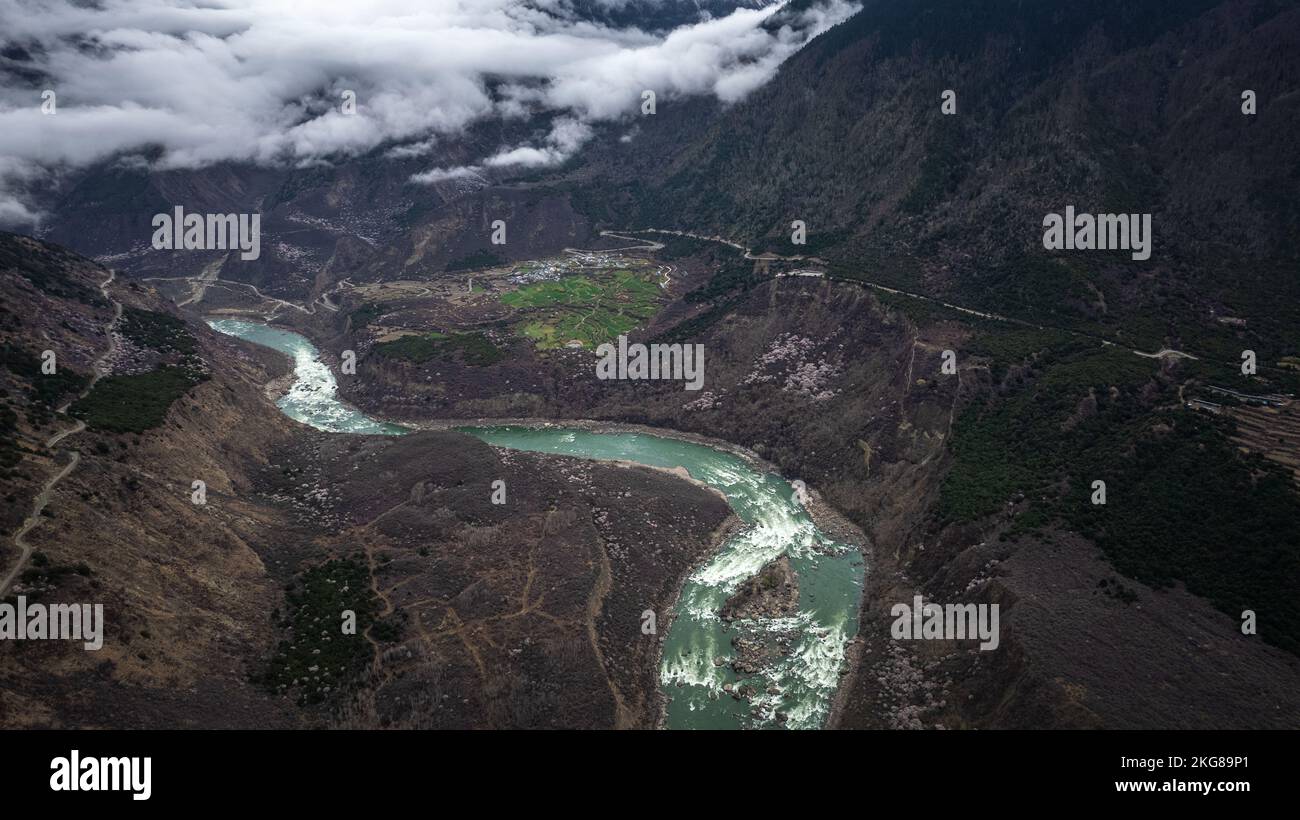 Un paesaggio di un fiume nel Grand Canyon di Yarlung Zangbo in una giornata nuvolosa e cupa a Nyingchi, Cina Foto Stock