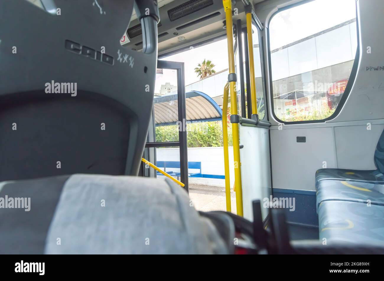 Campinas-sp,brasile-novembre 21,2022: Vista dall'interno di un autobus urbano con sedie graffiate, sedie vandalizzate. Foto Stock