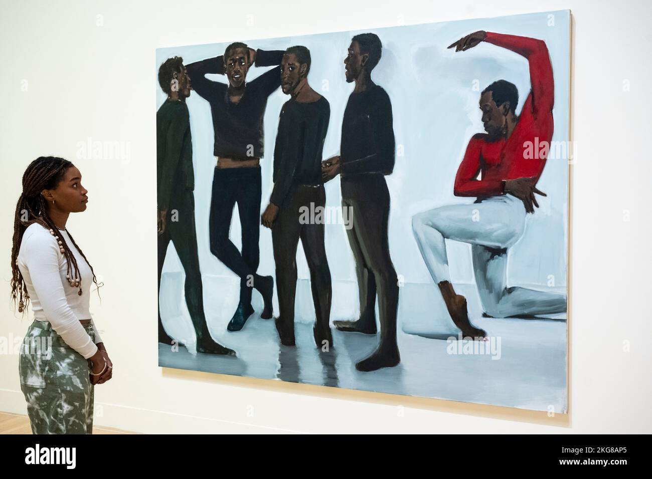 Londra, Regno Unito. 22 novembre 2022. Un membro dello staff vede 'A Transformation', 2022, di Lynette Yiadom-Boakye. Anteprima ‘Fly in League with the Night’, una nuova mostra dell'artista britannica Lynette Yiadom-Boakye i cui dipinti raffigurano soggetti umani realizzati con la propria immaginazione. Oltre 70 dipinti su larga scala degli ultimi 20 anni della carriera dell'artista sono in mostra a Tate Britain dal 24 novembre 2022 al 26 febbraio 2023. Credit: Stephen Chung / Alamy Live News Foto Stock